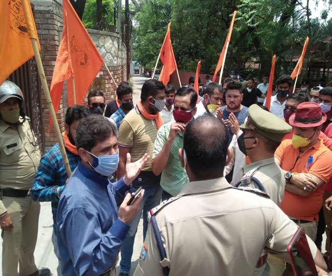 देहरादून के वेल्हम ब्वॉयज स्कूल में बजरंग दल के कार्यकर्ताओं का हंगामा, जानिए क्या है मामला