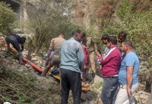 उत्तराखण्ड :60 मीटर गहरी खाई में गिरी कार ,4 घायल 3 की दर्दनाक मौत ..दुःखद