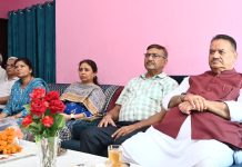 प्रधानमंत्री नरेंद्र मोदी के मासिक रेडियो कार्यक्रम “मन की बात” के 112वां संस्करण को पार्टी कार्यकर्ताओं के साथ कैबिनेट मंत्री गणेश जोशी ने सुना