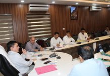 जिलाधिकारी डॉ. मेहरबान सिंह बिष्ट ने स्प्रिंग एंड रीवर रिज्यूविनेशन अथॉरिटी (सारा) के तहत चिन्हित जल स्रोतों एवं सहायक नदियों के संरक्षण एवं पुनर्जीवीकरण के लिए विभागों को दो दिनों के भीतर कार्ययोजना प्रस्तुत करने के दिए निर्देश