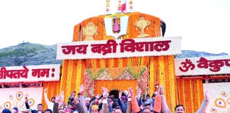 बद्रीनाथ धाम में कपाट उद्घाटन के साथ ही मुख्यमंत्री ने प्रधानमंत्री के नाम पहली पूजा कर देश-प्रदेश के कल्याण की कामना की