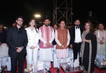 मुख्यमंत्री धामी ने युवाओं एवं मातृशक्ति की भागीदारी पर जोर देते हुए कहा कि आज महिलाएं इस प्रकार के प्लेटफॉर्म के माध्यम से परिवार की आर्थिक स्थिति को मजबूत कर रही हैं और समाज में अपनी अलग पहचान स्थापित कर रही हैं