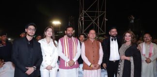 मुख्यमंत्री धामी ने युवाओं एवं मातृशक्ति की भागीदारी पर जोर देते हुए कहा कि आज महिलाएं इस प्रकार के प्लेटफॉर्म के माध्यम से परिवार की आर्थिक स्थिति को मजबूत कर रही हैं और समाज में अपनी अलग पहचान स्थापित कर रही हैं