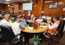 मुख्यमंत्री धामी ने बैठक में अधिकारियों को निर्देश दिए कि संस्थान में वैदिक गणित, वेदों में निहित विज्ञान, उपनिषदों का दर्शन, भारतीय तर्कशास्त्र, पर्यावरण विज्ञान तथा जीवन मूल्यों पर आधारित शोध और अध्ययन की आधुनिक व्यवस्था विकसित की जाए