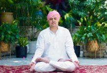 श्रीमहंत देवेन्द्र दास जी महाराज ने कहा कि आज की भागदौड़ भरी जीवनशैली में योग तनाव को दूर करने, मानसिक शांति प्राप्त करने और शारीरिक स्वास्थ्य को बेहतर बनाने का प्रभावी माध्यम है