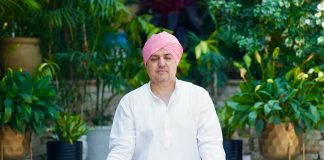 श्रीमहंत देवेन्द्र दास जी महाराज ने कहा कि आज की भागदौड़ भरी जीवनशैली में योग तनाव को दूर करने, मानसिक शांति प्राप्त करने और शारीरिक स्वास्थ्य को बेहतर बनाने का प्रभावी माध्यम है