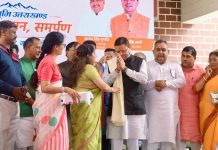 मुख्यमंत्री पुष्कर सिंह धामी को शॉल ओढ़ाकर किया गया सम्मानित