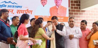 मुख्यमंत्री पुष्कर सिंह धामी को शॉल ओढ़ाकर किया गया सम्मानित