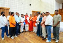 मुख्यमंत्री धामी ने अधिकारियों को निर्देश दिए कि जनता की समस्याओं के समाधान में संवेदनशीलता एवं तत्परता के साथ कार्य किया जाए