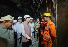संकट की घड़ी में मौके पर पहुंचे सीएम धामी, टनल में चल रहे रेस्क्यू ऑपरेशन का लिया जायजा