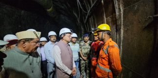 संकट की घड़ी में मौके पर पहुंचे सीएम धामी, टनल में चल रहे रेस्क्यू ऑपरेशन का लिया जायजा