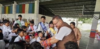 नन्हे-मुन्ने बच्चों संग कैबिनेट मंत्री गणेश जोशी ने मनाया रक्षाबंधन, बांटे उपहार और बच्चों को दिया स्नेह और आशीष