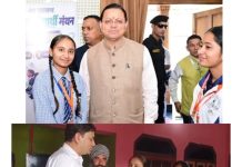 मुख्यमंत्री धामी के निर्देश पर शिक्षा विभाग के अधिकारियों ने घर पहुंचकर लवप्रीत को सौंपा टैब, चेहरे पर खिली खुशी