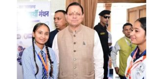 मुख्यमंत्री धामी के निर्देश पर शिक्षा विभाग के अधिकारियों ने घर पहुंचकर लवप्रीत को सौंपा टैब, चेहरे पर खिली खुशी