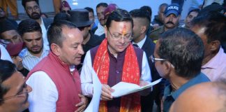 मुख्यमंत्री पुष्कर सिंह धामी ने पैतृक गांव में ग्रामीणों एवं जनप्रतिनिधियों से की मुलाकात